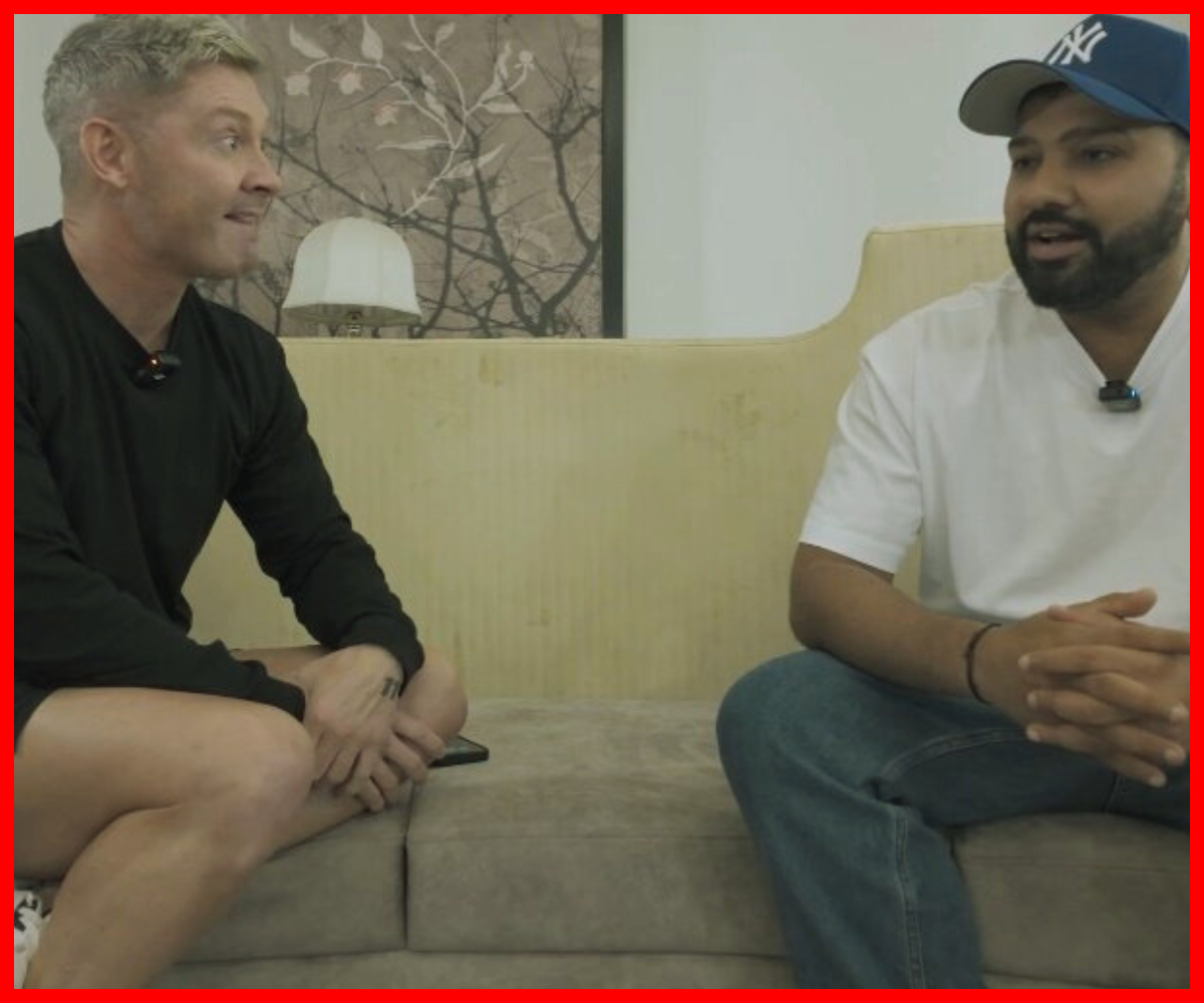 रोहित शर्मा माइकेल क्लार्क के साथ पॉडकास्ट करते हुए |